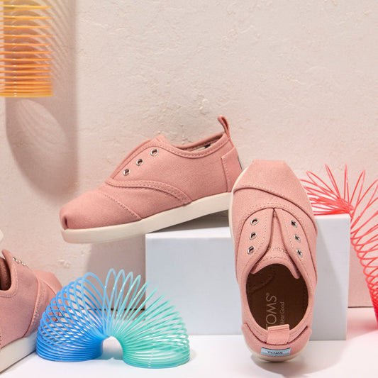 Laydown image of the toddler bloom Cordones sneaker