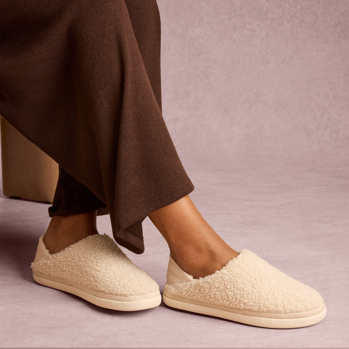 On model image of the Womens Ezra Convertible Slipper Natural Faux Shearling