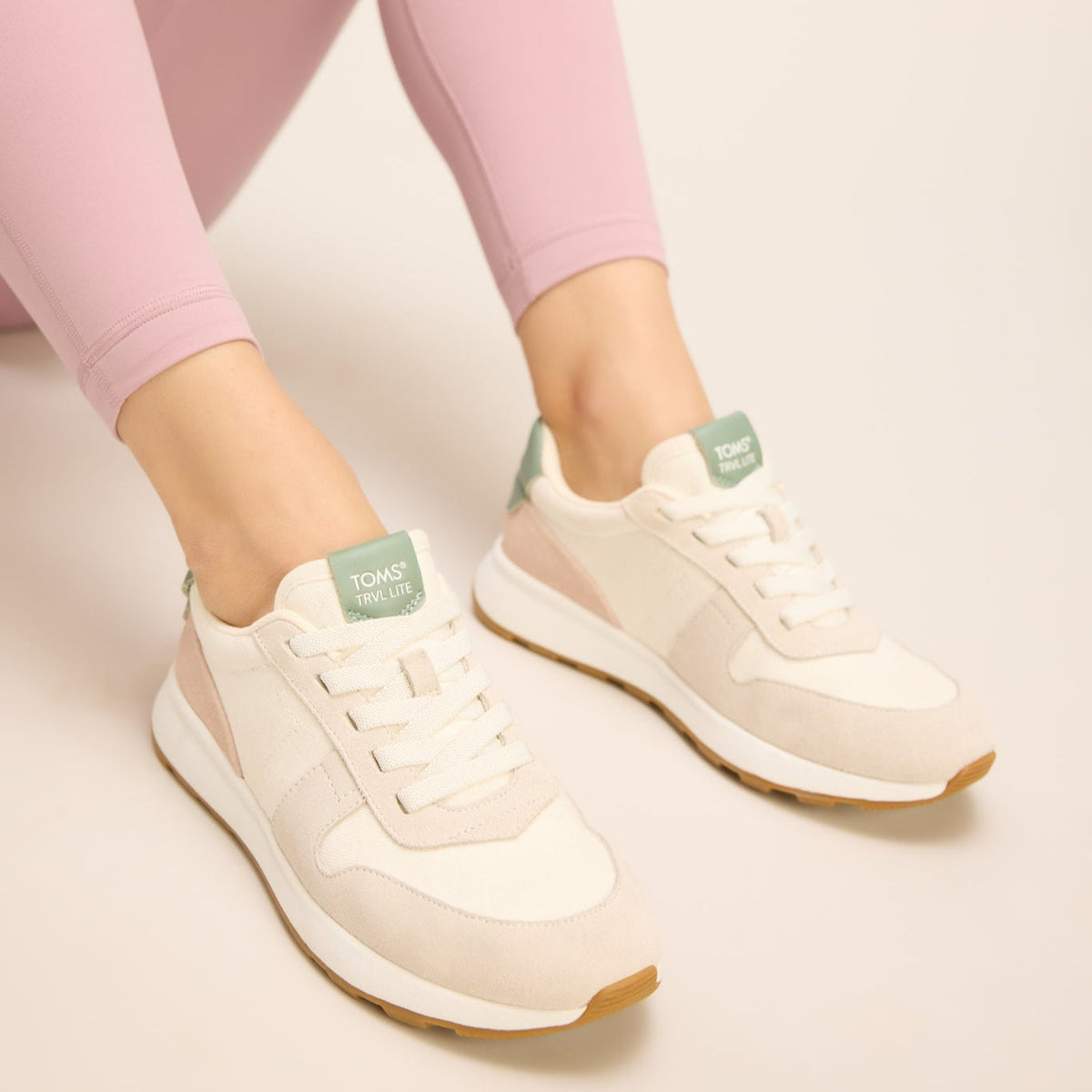 On figure lifestyle image of the egret TRVL Lite Retro Runner